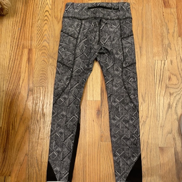 Women's Lululemon workout leggings - Picture 5 of 5